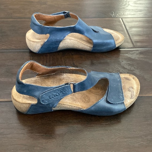 Toas Footwear leather upper navy and tan sandals men’s size 8.5 - Picture 1 of 7